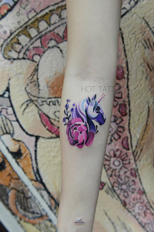 点击大图看下一张：马踏蔷薇，手臂独角兽玫瑰彩绘纹身