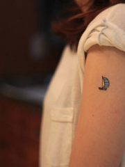女性手臂帆船小纹身