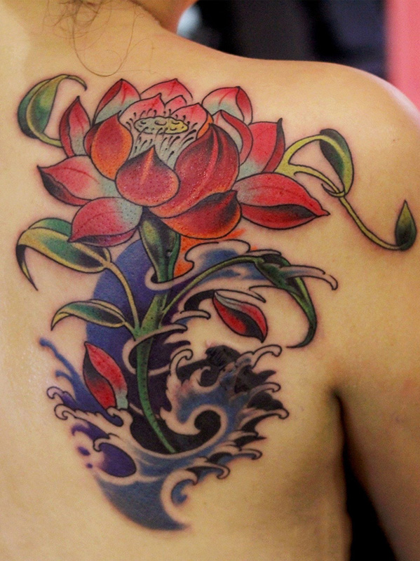 点击大图看下一张：清水红莲，后背好看的莲花彩绘纹身