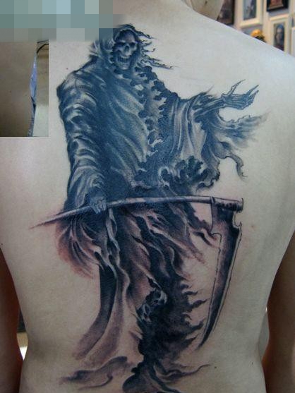 点击大图看下一张：背部酷气的死神镰刀纹身图案