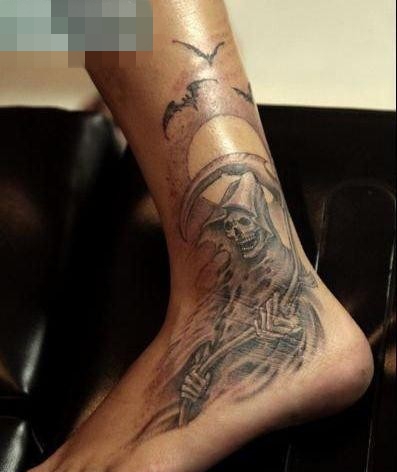 点击大图看下一张：脚部一张超酷的死神纹身图案