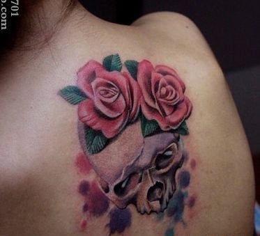 点击大图看下一张：女孩子背部精美的一张骷髅玫瑰花纹身图案