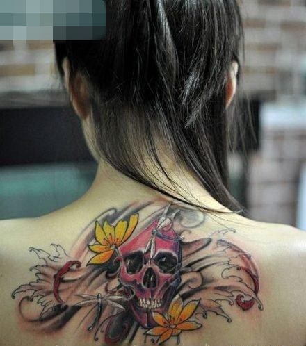 点击大图看下一张：女孩子背部一张彩色骷髅纹身图案