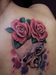 女孩子背部精美的一张骷髅玫瑰花纹身图案