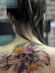 女孩子背部一张彩色骷髅纹身图案