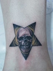 腿部流行经典的五角星骷髅纹身图案