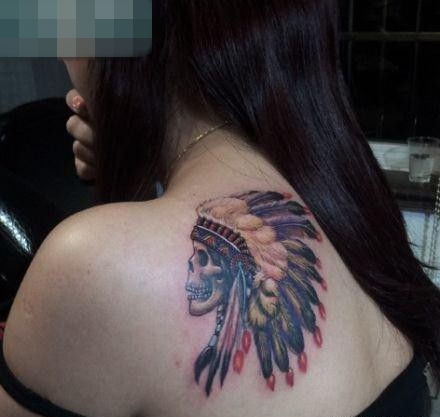 点击大图看下一张：女孩子肩背印第安骷髅纹身图案
