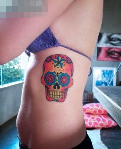 点击大图看下一张：女生侧腰一张彩色骷髅纹身图案