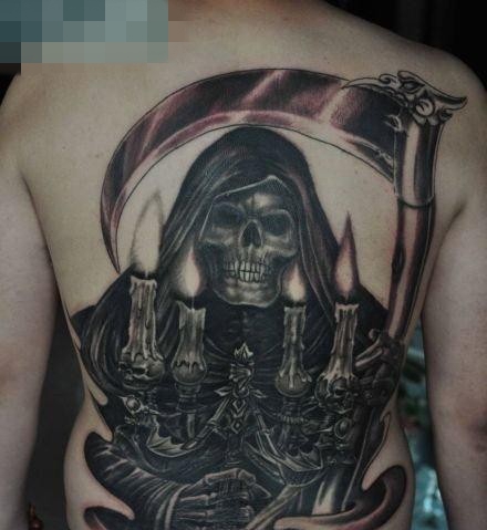 点击大图看下一张：一张超帅的满背死神纹身图案