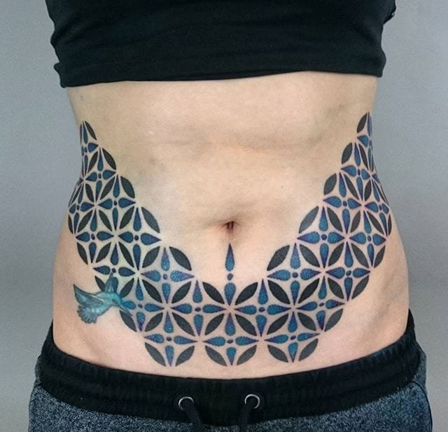 点击大图看下一张：彩色不可抗拒的点刺纹身几何花纹身图案