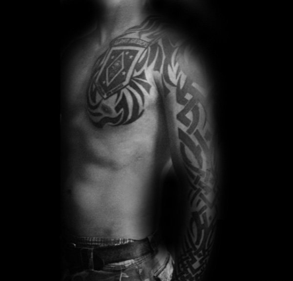 点击大图看下一张：几款男性胸部上的霸气的纹身图案欣赏