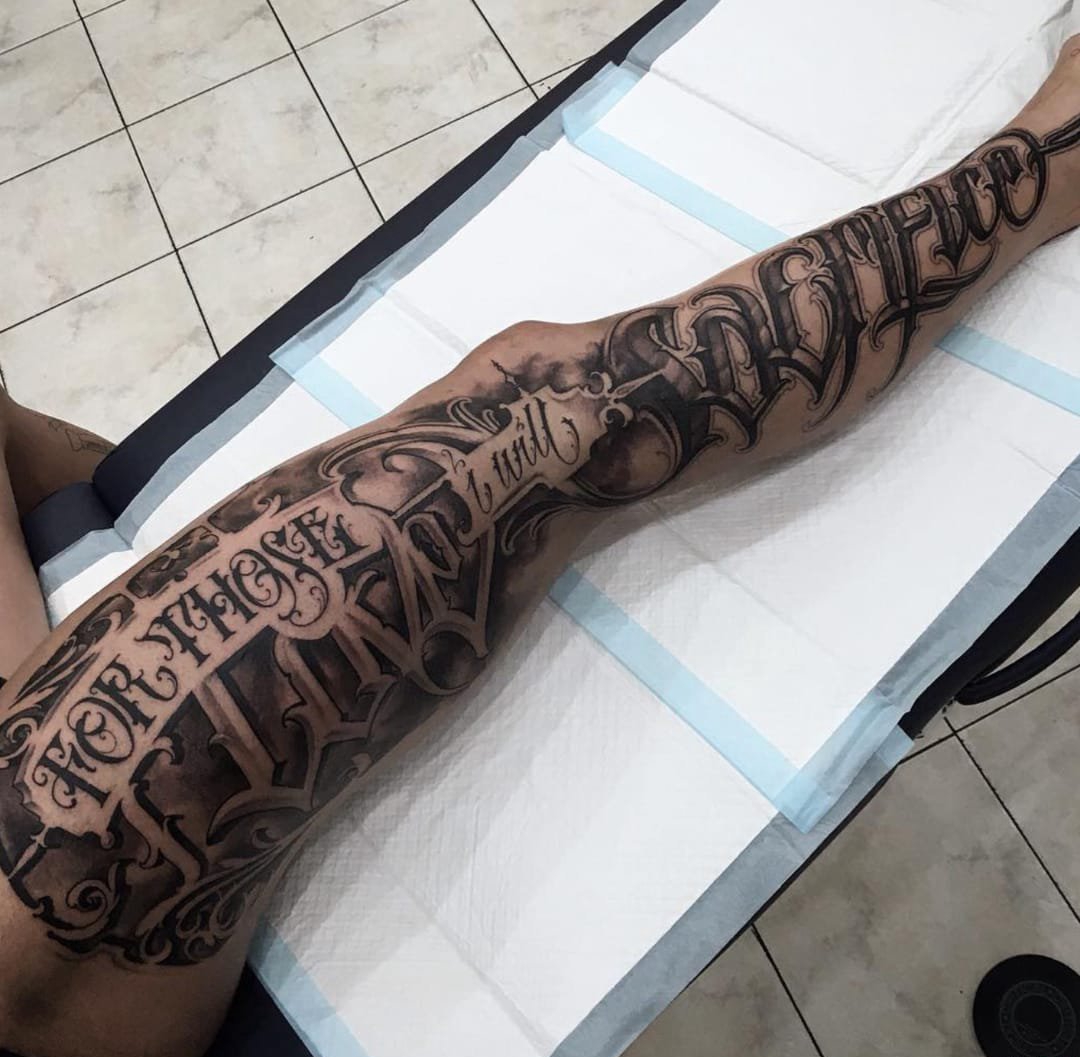 点击大图看下一张：男性花腿纹身黑色几何点刺纹身花体英文字纹身图案