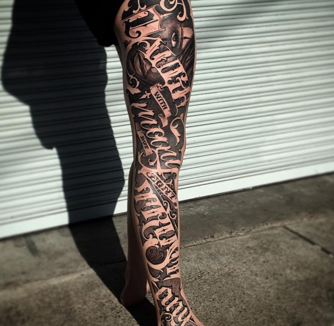 点击大图看下一张：男性花腿纹身黑色几何点刺纹身花体英文字纹身图案