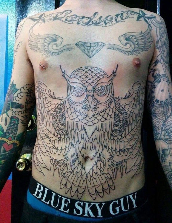点击大图看下一张：男性前背上黑色几何线条纹身展翅猫头鹰纹身图片