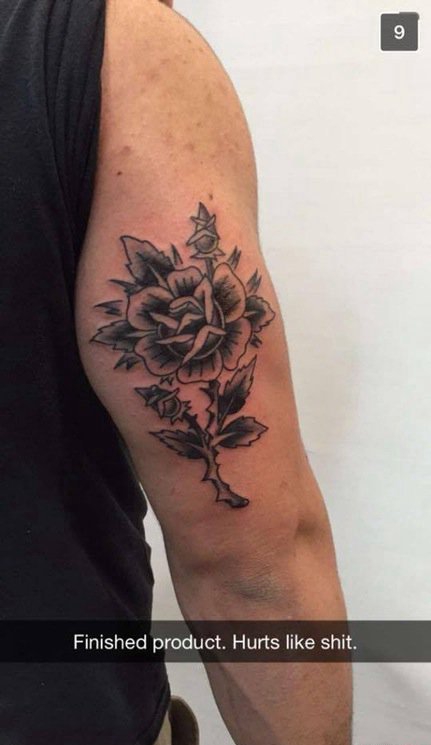 点击大图看下一张：男性手臂上黑色传统纹身玫瑰花纹身图片