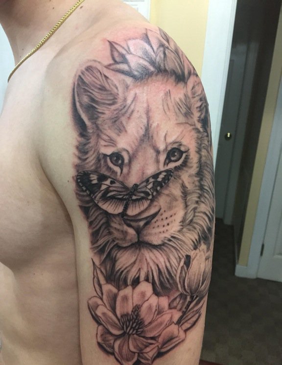 点击大图看下一张：男性手臂素描纹身动物狮子头纹身和蝴蝶纹身图片