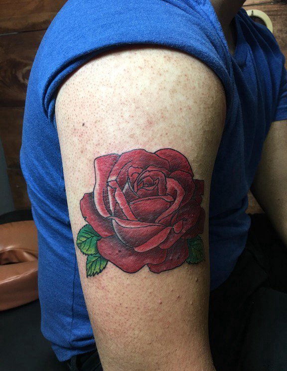 点击大图看下一张：男性右手大臂上漂亮的红玫瑰花纹身图片