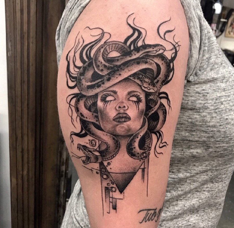 点击大图看下一张：女性手臂黑灰色点刺纹身神话人物美杜莎纹身图片