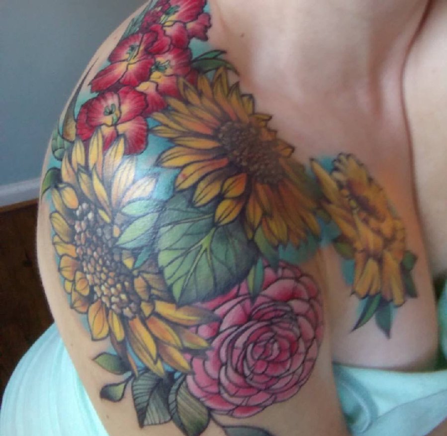 点击大图看下一张：女性右肩臂上漂亮的彩绘纹身小花朵图片