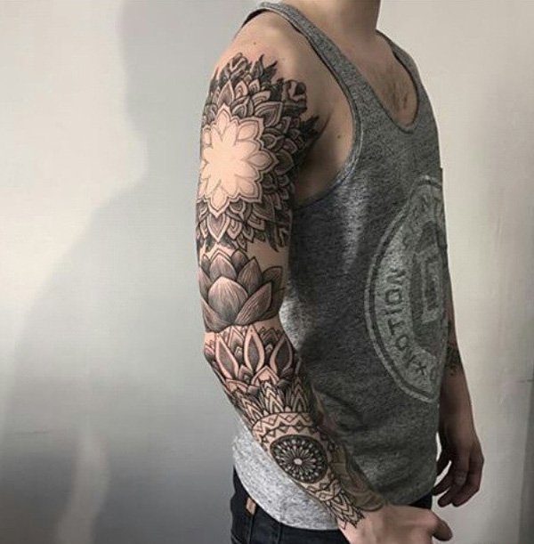 点击大图看下一张：漂亮的黑灰色曼陀罗花臂纹身图案