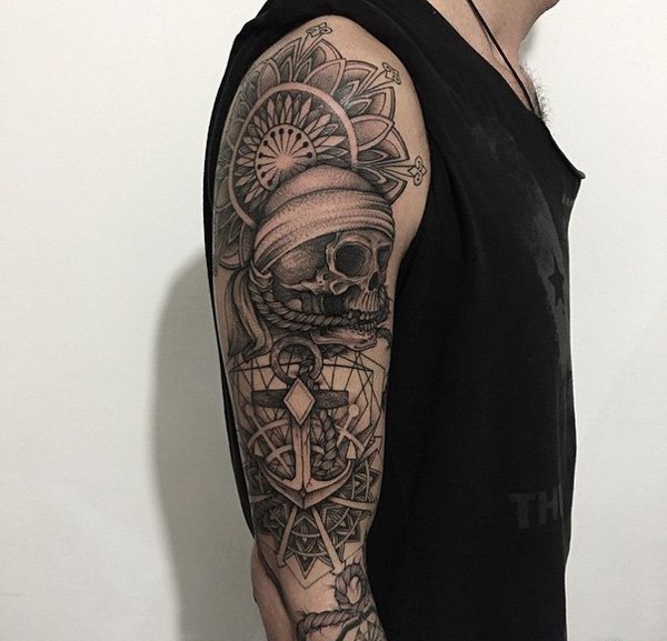 点击大图看下一张：漂亮的黑灰色曼陀罗花臂纹身图案