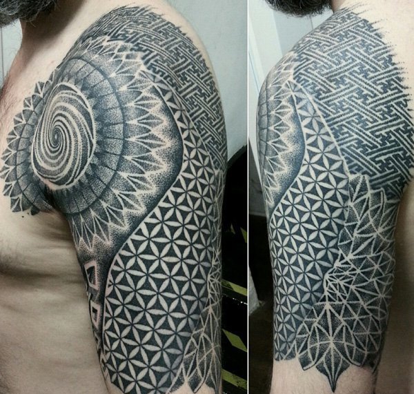 点击大图看下一张：漂亮的黑灰色曼陀罗花臂纹身图案