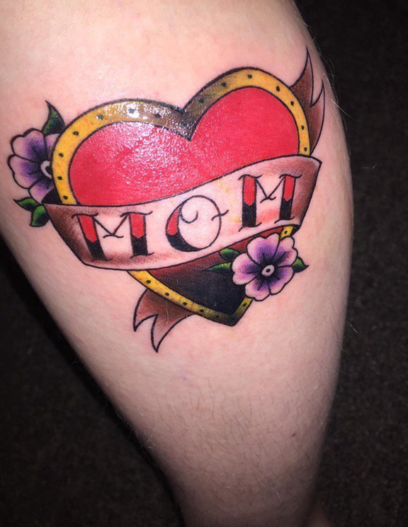 点击大图看下一张：小腿上彩色传统风格英文纹身单词和爱心纹身图片