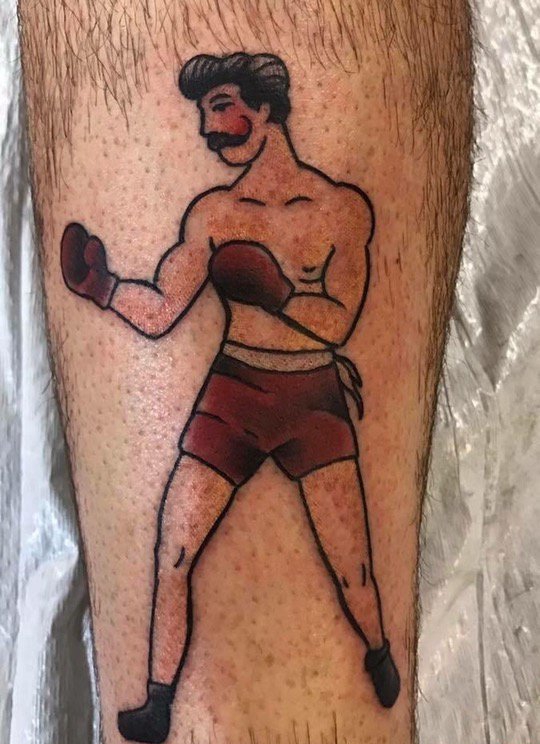 点击大图看下一张：小腿上彩色纹身传统拳击男人纹身图片