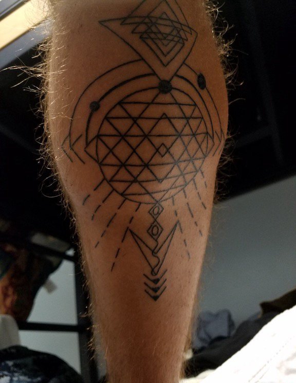 点击大图看下一张：小腿上的几何线条图形风格纹身图案