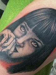 手臂上的精致的漂亮的黑灰色女性纹身图片