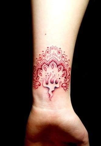 点击大图看下一张：手腕好看的孔雀梵花纹身图案