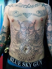 男性前背上黑色几何线条纹身展翅猫头鹰纹身图片