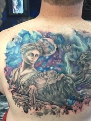 男性后背上的希腊诸神纹身图片