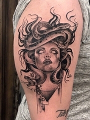 女性手臂黑灰色点刺纹身神话人物美杜莎纹身图片