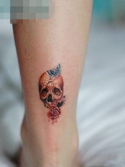 女孩子腿部小巧精美的骷髅纹身图案