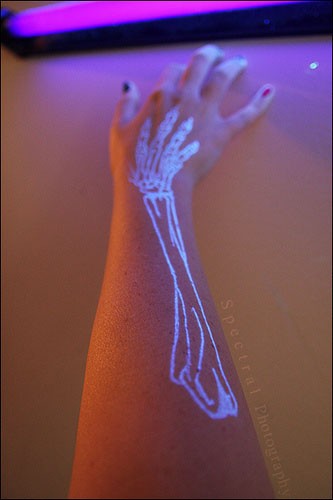 点击大图看下一张：炫酷的手臂骨骼荧光纹身图案