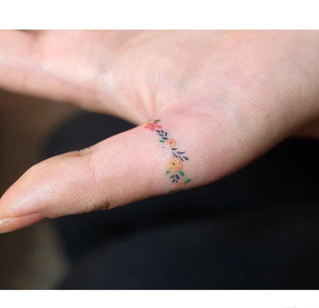 点击大图看下一张:彩色小清新植物纹身小花朵纹身图案