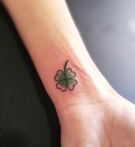 点击大图看下一张:年轻男女性应该都会喜欢这样清新的四叶草纹身图案