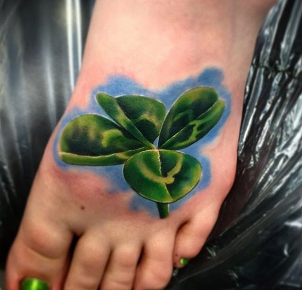 点击大图看下一张:年轻男女性应该都会喜欢这样清新的四叶草纹身图案