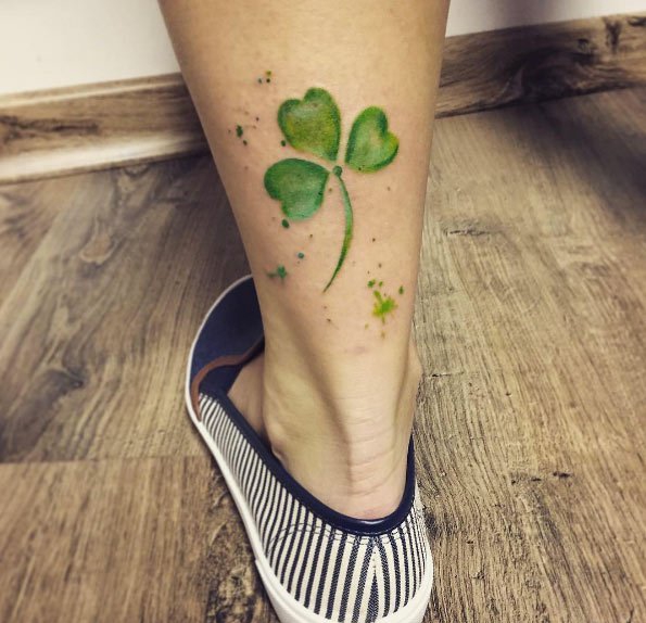 点击大图看下一张:年轻男女性应该都会喜欢这样清新的四叶草纹身图案