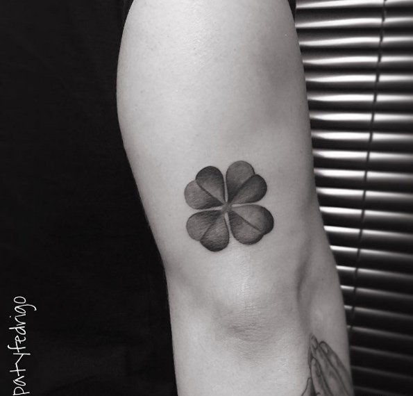 点击大图看下一张:年轻男女性应该都会喜欢这样清新的四叶草纹身图案