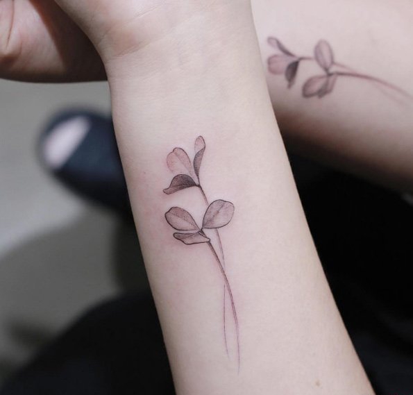 点击大图看下一张：年轻男女性应该都会喜欢这样清新的四叶草纹身图案