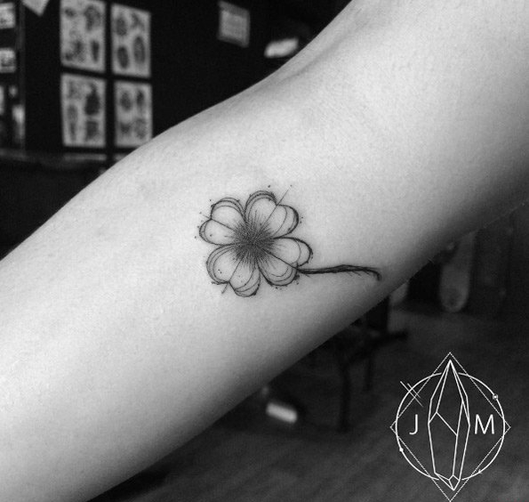 点击大图看下一张：年轻男女性应该都会喜欢这样清新的四叶草纹身图案