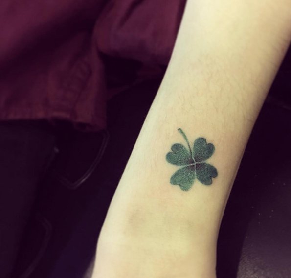 点击大图看下一张：年轻男女性应该都会喜欢这样清新的四叶草纹身图案