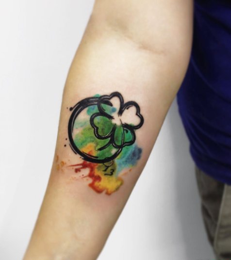 点击大图看下一张：年轻男女性应该都会喜欢这样清新的四叶草纹身图案