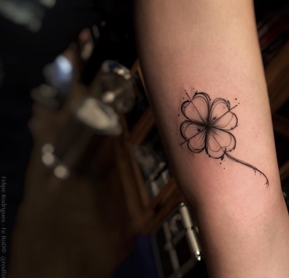 点击大图看下一张：年轻男女性应该都会喜欢这样清新的四叶草纹身图案