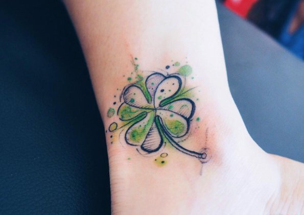 点击大图看下一张：年轻男女性应该都会喜欢这样清新的四叶草纹身图案