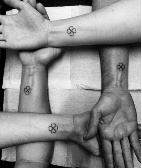 点击大图看下一张：年轻男女性应该都会喜欢这样清新的四叶草纹身图案