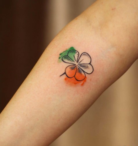 点击大图看下一张：年轻男女性应该都会喜欢这样清新的四叶草纹身图案