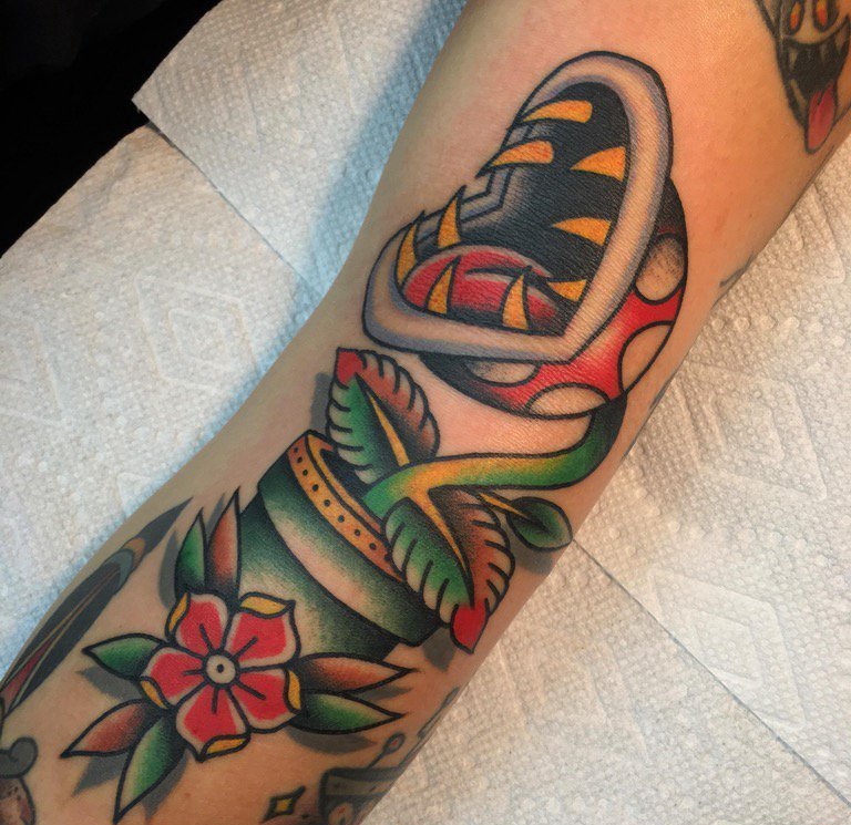 点击大图看下一张：手臂上彩色传统植物颜料纹身食人花纹身图片
